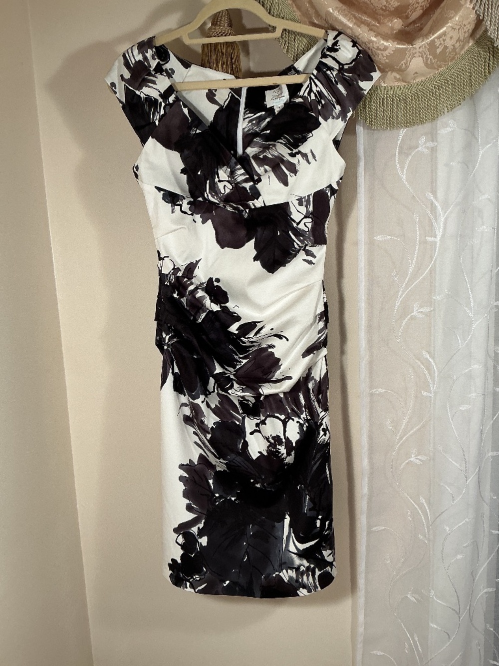 Suzi Chin for Maggy Boutique Black & White Floral Sheath Cocktail Dress Size 4
